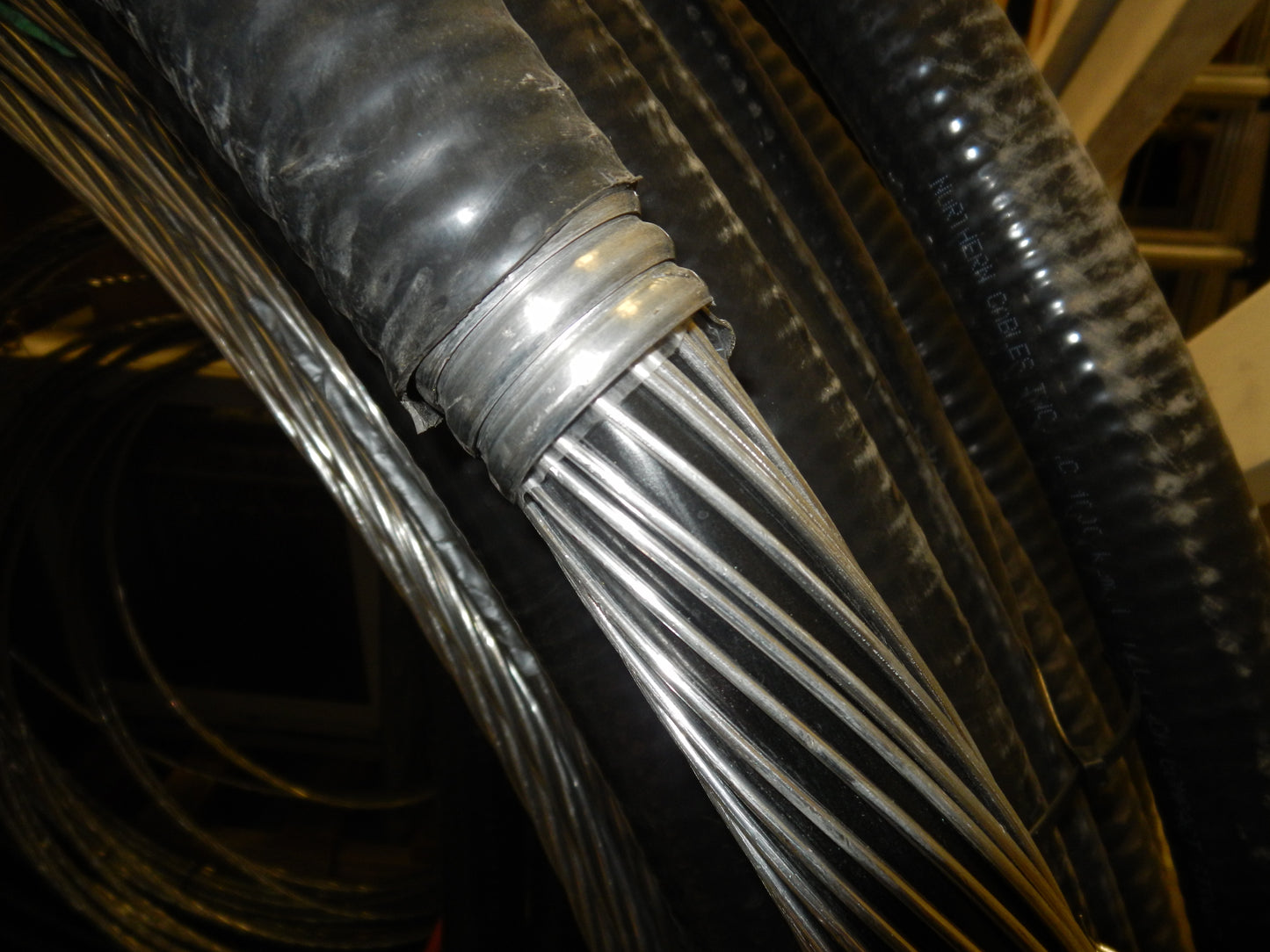 ACWU Building Wire, 1000 MCM, 600V, 1 Conductor, Stranded Bare Aluminum, XLPE, HL-FT4